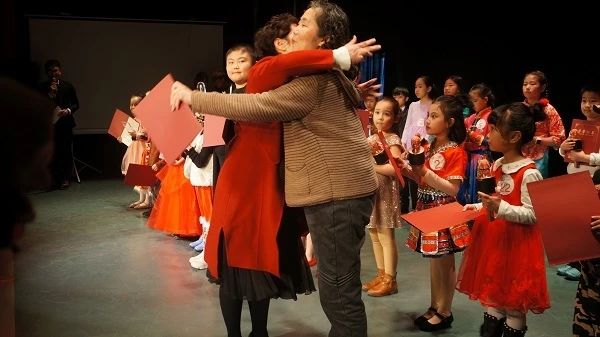 5岁孩子赢取金钟奖得主杨阳老师手中高定奖品,小小年纪天赋异禀