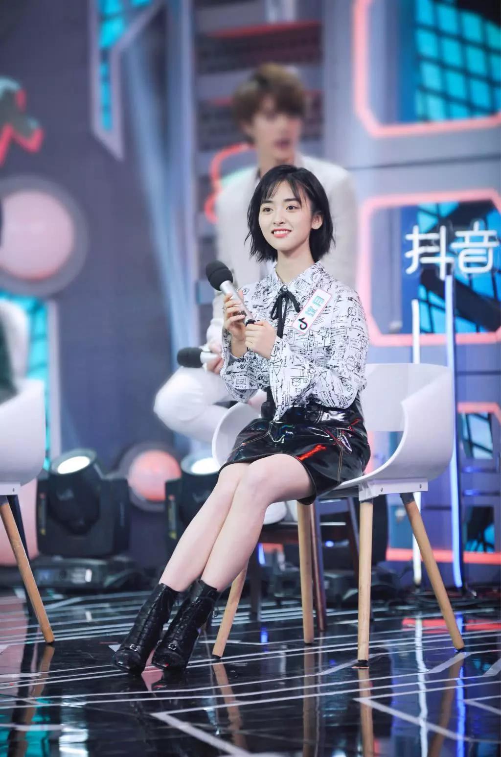 有一种叫"开挂"沈月瘦了,当她穿上"校服短裙",确定有90斤?