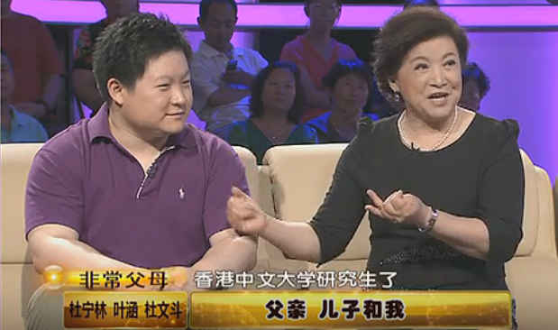 杜宁林杜旭东罕同框,饭桌上敲碗唱歌,知名演员用餐饭店却好简陋