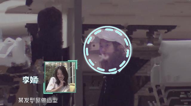 李嫣冬至晒自拍吃甜点，穿荧光绿大衣手托下巴，自嘲回国后变圆润