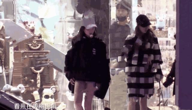 李嫣冬至晒自拍吃甜点，穿荧光绿大衣手托下巴，自嘲回国后变圆润