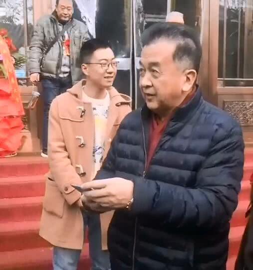 就在近日,黄宏参加荣宝斋画展被网友们偶遇了,从网友拍摄