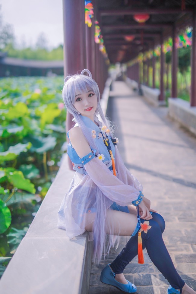 萌系 洛天依cos:爱上洛殿,包括每一个眼神,表情以及动作!