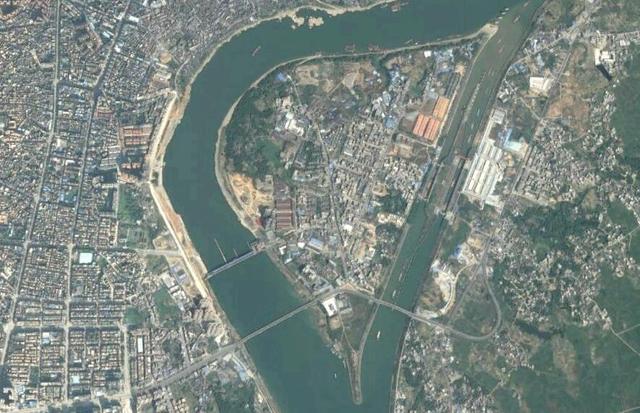 卫星上看广西桂平市:两条大江在此交汇,形成了半岛和岛屿