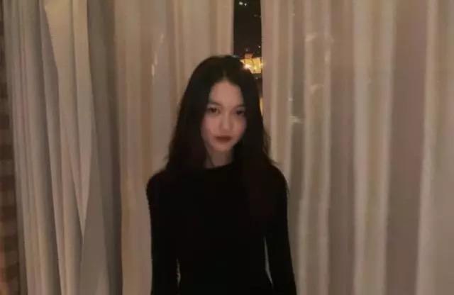 李嫣冬至晒自拍吃甜点，穿荧光绿大衣手托下巴，自嘲回国后变圆润