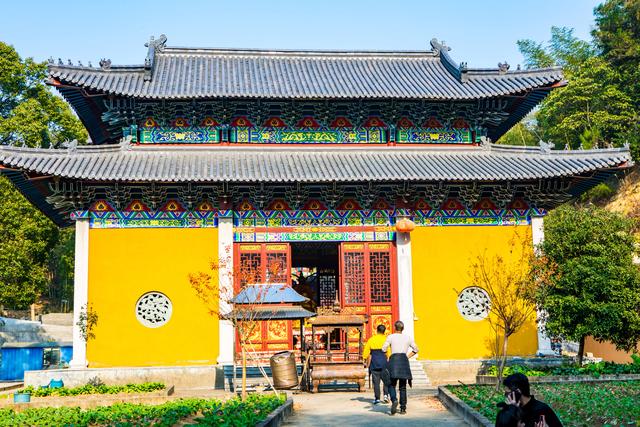 浙江省内有座著名龙山晋朝龙山寺遗址在这乾隆下江南曾来此处