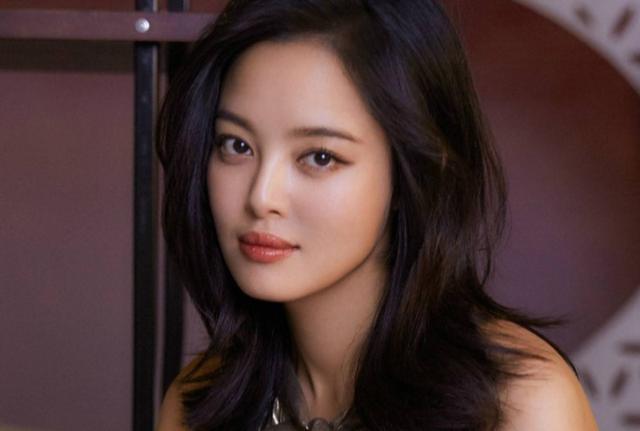 辛芷蕾两部新戏备受期待,分别与李现彭于晏合作,资源不比李沁差