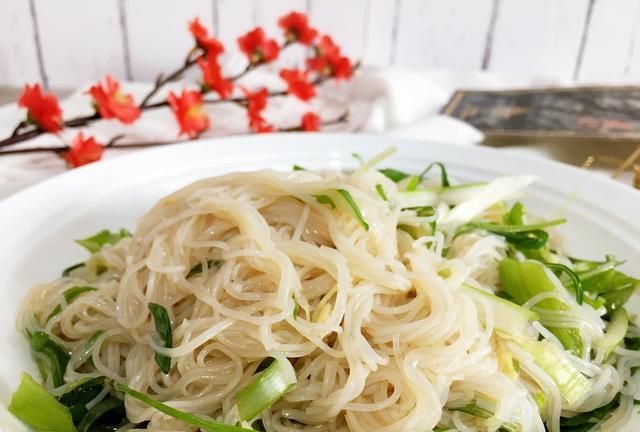 冬至给家人做一盘凉拌粉丝,爽滑入味,开胃减腻,做法简单