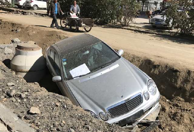 65万奔驰豪车掉进坑里18天才被救出来,网友表示真是活久见