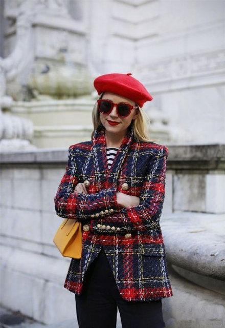 圣诞节似乎大家都会选择一顶适合自己脸型的红色帽子,有了红色元素的