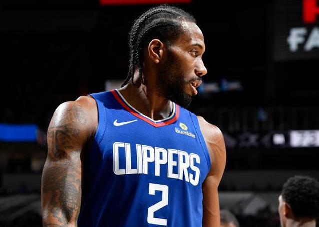 狂胜25分复仇马刺,莱昂纳德26 7 9三节打卡无视全场嘘声