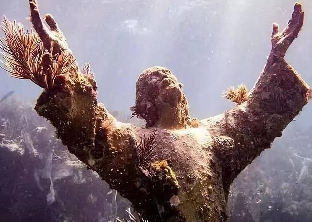 这座雕像高2.5米,位于17米深的海底,被人们称为深渊基督!