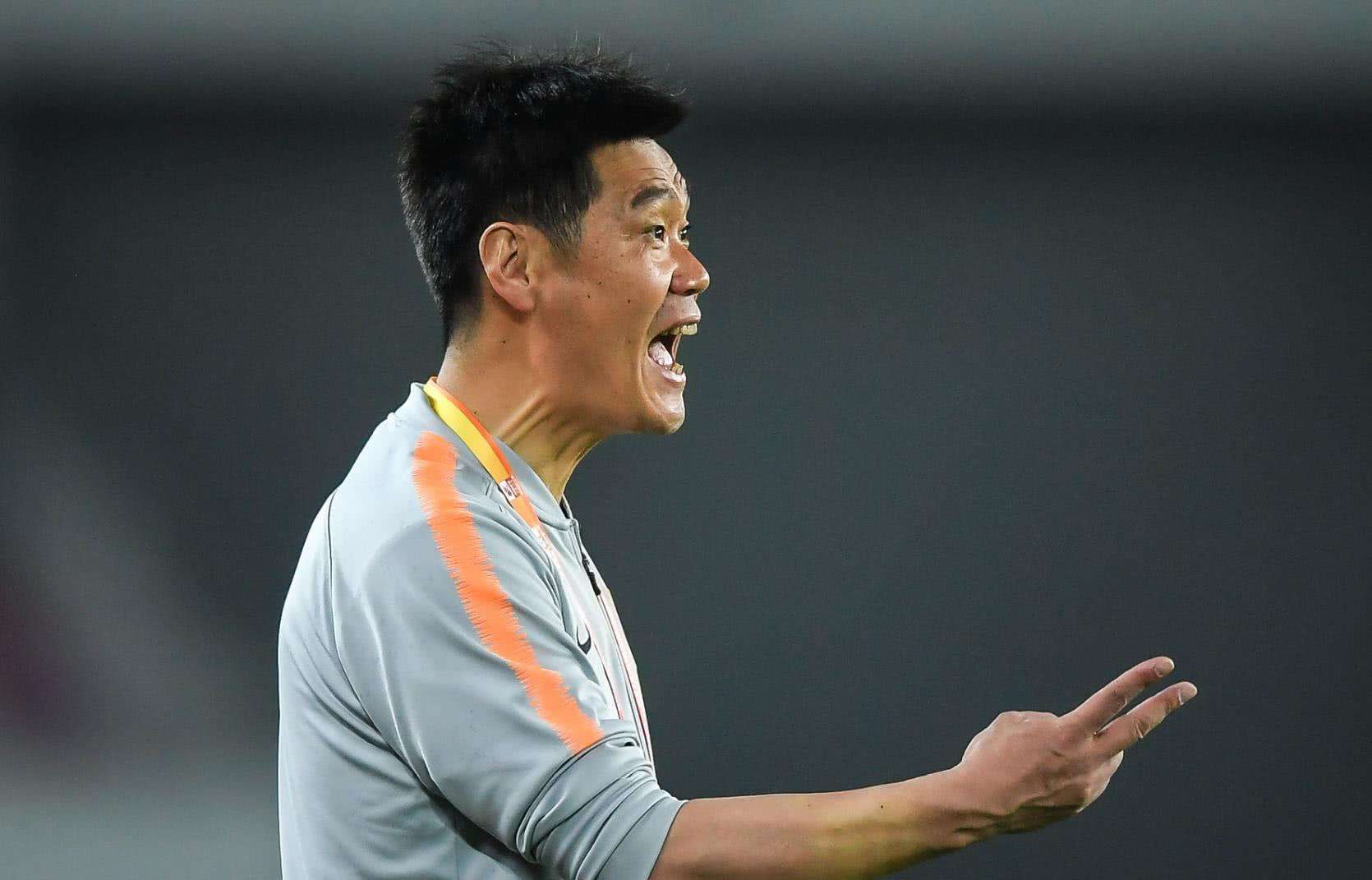 力压齐达内,斯科拉里,李霄鹏再获一殊荣