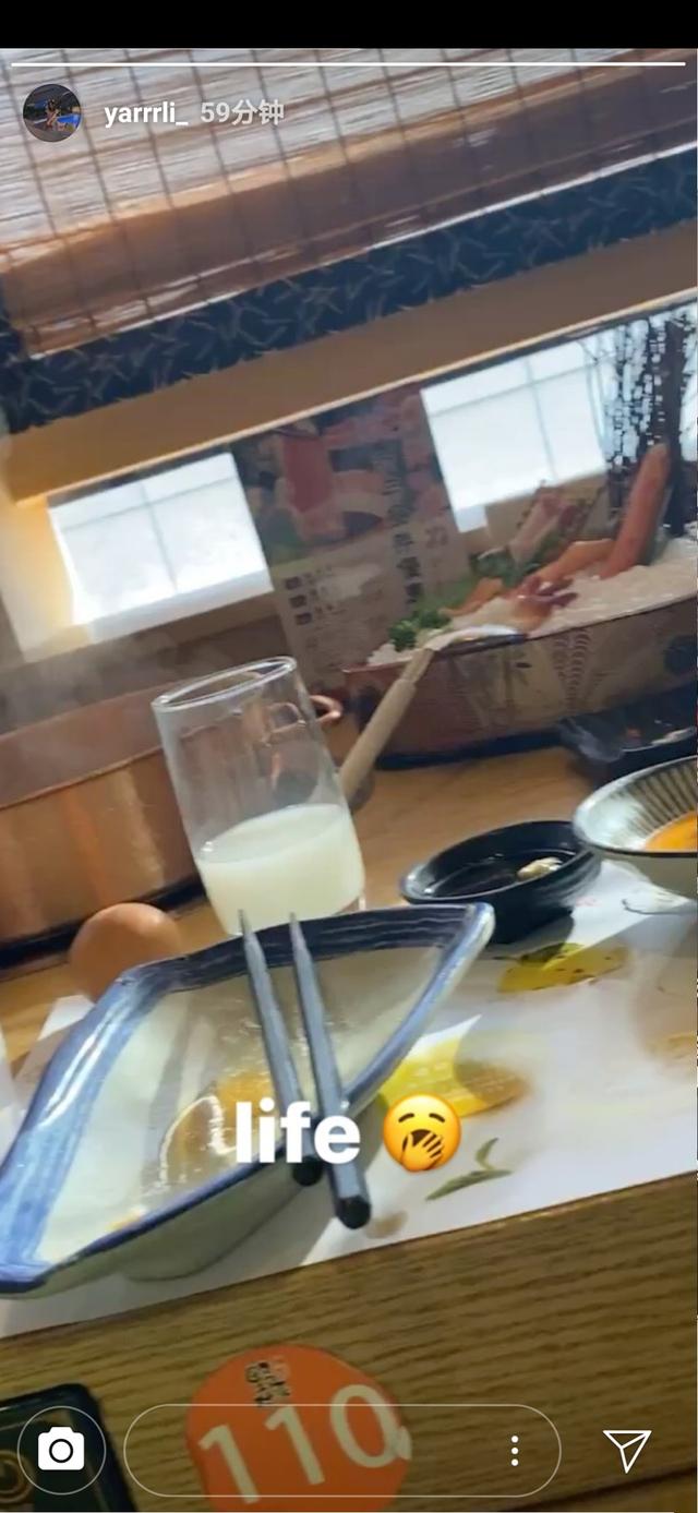 李嫣冬至晒自拍吃甜点，穿荧光绿大衣手托下巴，自嘲回国后变圆润