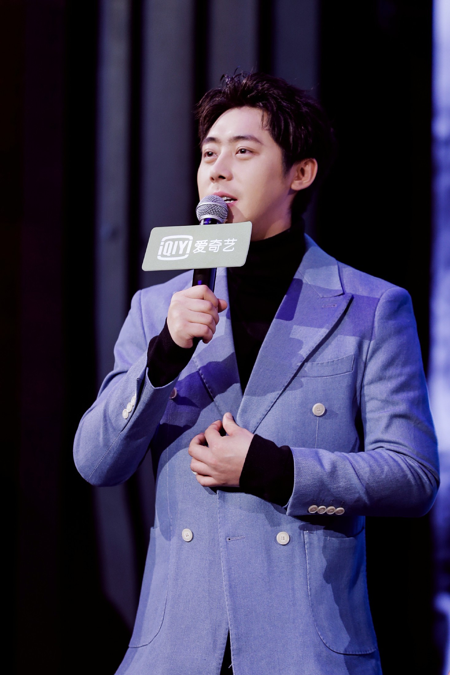 肖旭出席《剑王朝》见面会 现场为李现应援打call