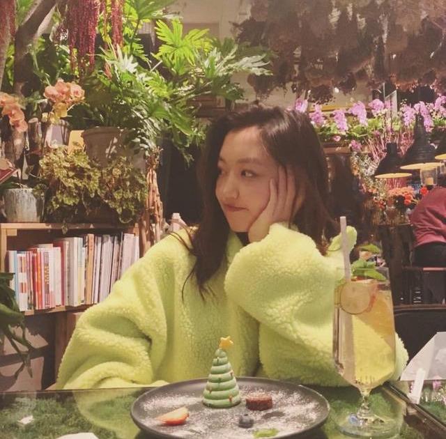 李嫣冬至晒自拍吃甜点，穿荧光绿大衣手托下巴，自嘲回国后变圆润