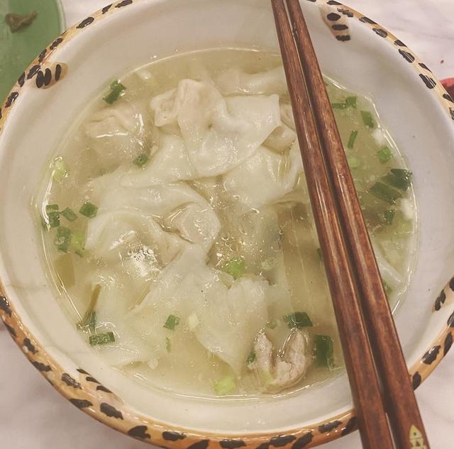 李嫣冬至晒自拍吃甜点，穿荧光绿大衣手托下巴，自嘲回国后变圆润