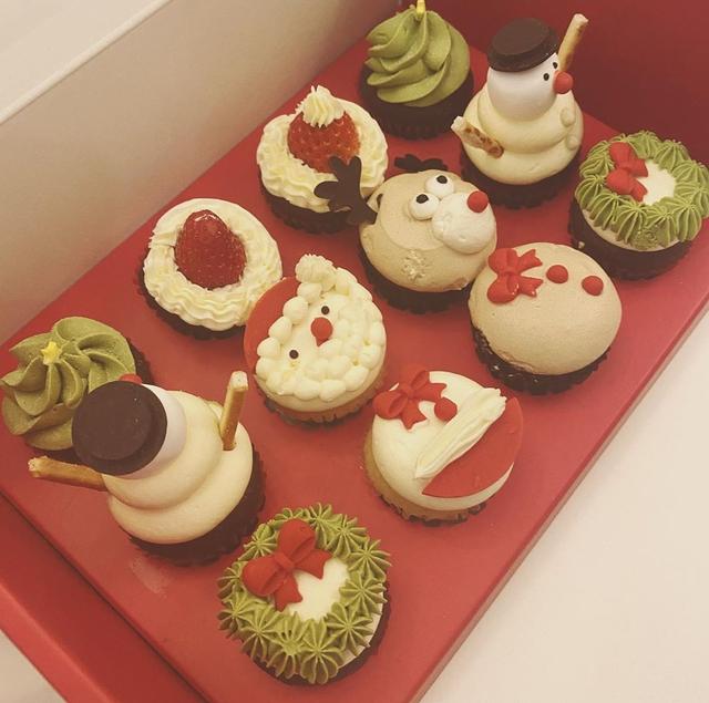 李嫣冬至晒自拍吃甜点，穿荧光绿大衣手托下巴，自嘲回国后变圆润