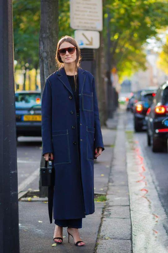 浅灰色搭配深蓝色可以弱化沉郁感,无论是谁都能穿出不同的味道