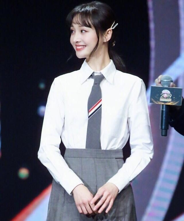 不愧为颜霸!郑爽白衬衫搭学生裙,简直就是校园偶像剧的模样