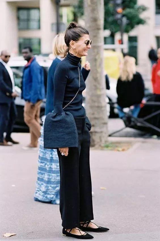 浅灰色搭配深蓝色可以弱化沉郁感,无论是谁都能穿出不同的味道