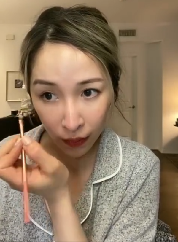 萧亚轩卸妆仿佛开了大眼滤镜和男朋友接吻那一刻女粉们沸腾了