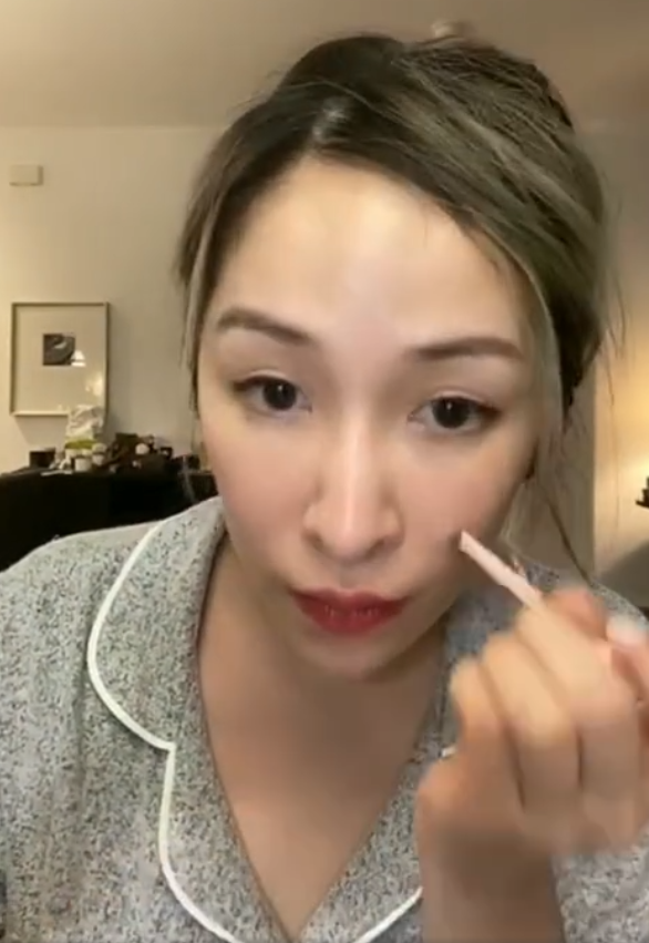 萧亚轩卸妆仿佛开了大眼滤镜和男朋友接吻那一刻女粉们沸腾了