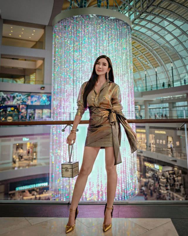 新加坡第一名媛蔡欣颖晒私人飞机秀长腿,与女儿同框似姐妹