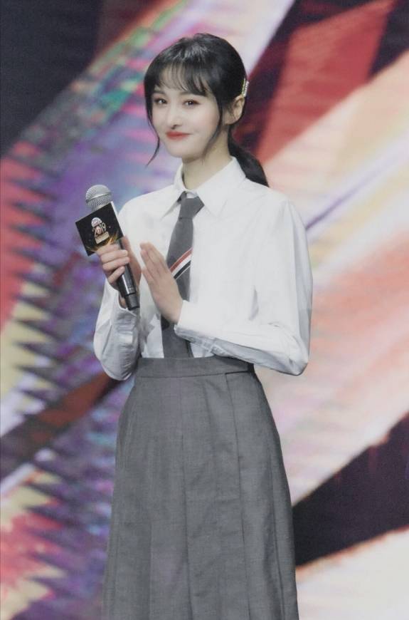 郑爽再穿校服,学院风穿搭现身国剧盛典,有没有楚雨荨的感觉?