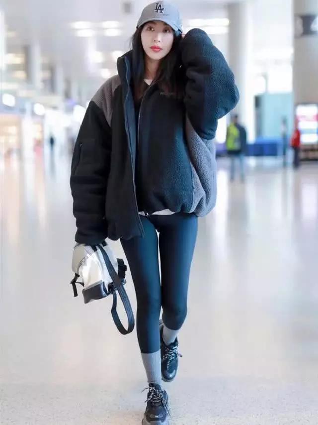 李菲儿的腿部先天条件非常好,一双大长腿又细又直,这也是她敢于穿紧身