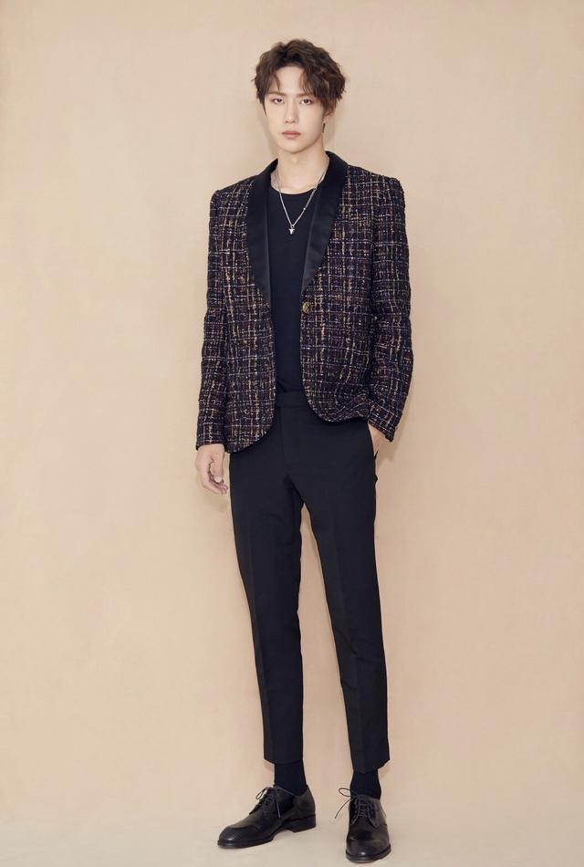 22岁王一博撞衫26岁孙怡,同穿黑色西装外套