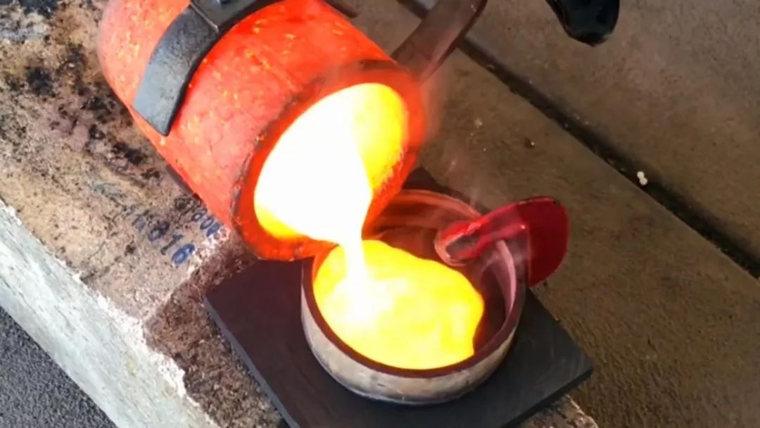 上千度的铁水都不能将其熔化坩埚是用什么做的