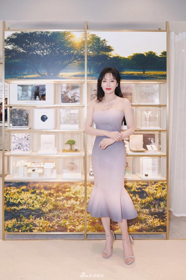 秦岚穿渐变色礼服身段婀娜 珠光宝气衬雪肤贵气迷人