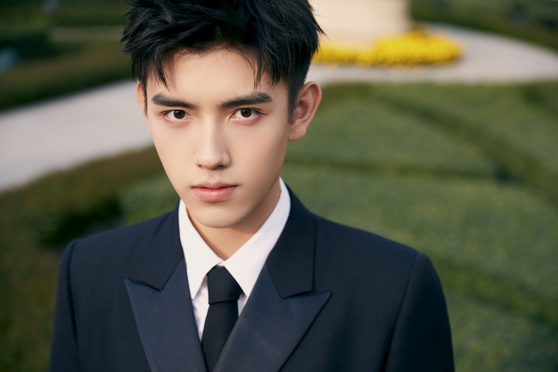 陈飞宇穿西装帅是帅,但咱不能老穿呀