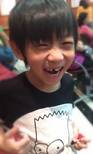 林志颖夫妇"基因"强大,10岁的小小志身高已达172cm老妈的肩膀