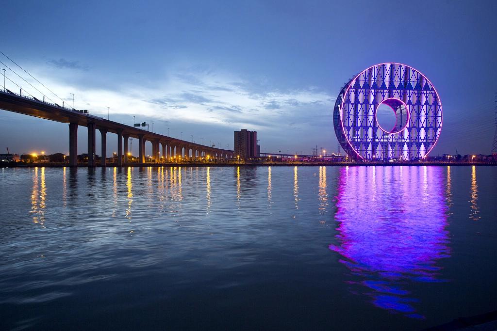 中国两座"铜钱"大厦,一座成网红打卡地,一座上榜最丑建筑