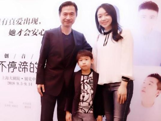 时妻子还在上学,现46岁老来得子成赢家|黄舒骏|张菁芳|妻子_新浪新闻