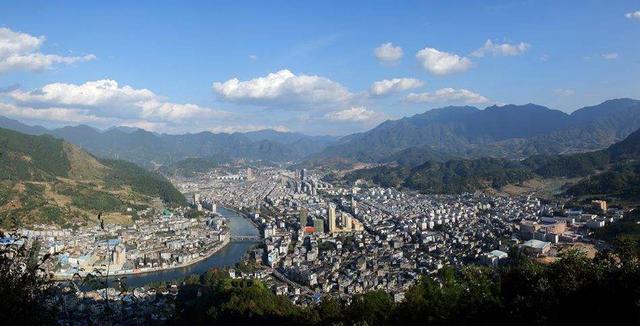 多山的地形,没有亮点的交通,再加上户籍人口仅约21万,因此庆元县并不