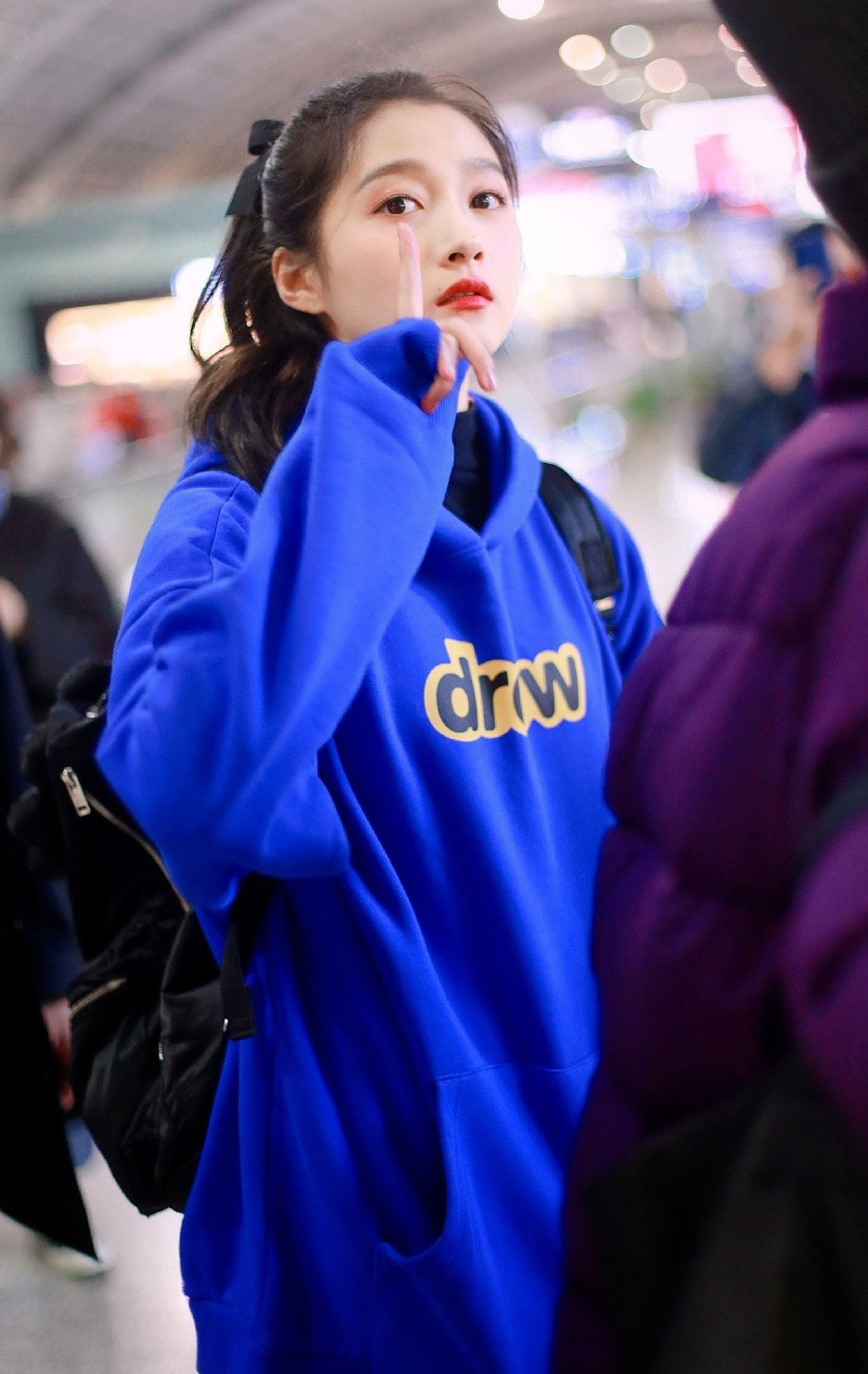 关晓彤现身机场,穿蓝色卫衣配星星紧身裤,戴蝴蝶结发带甜美可爱