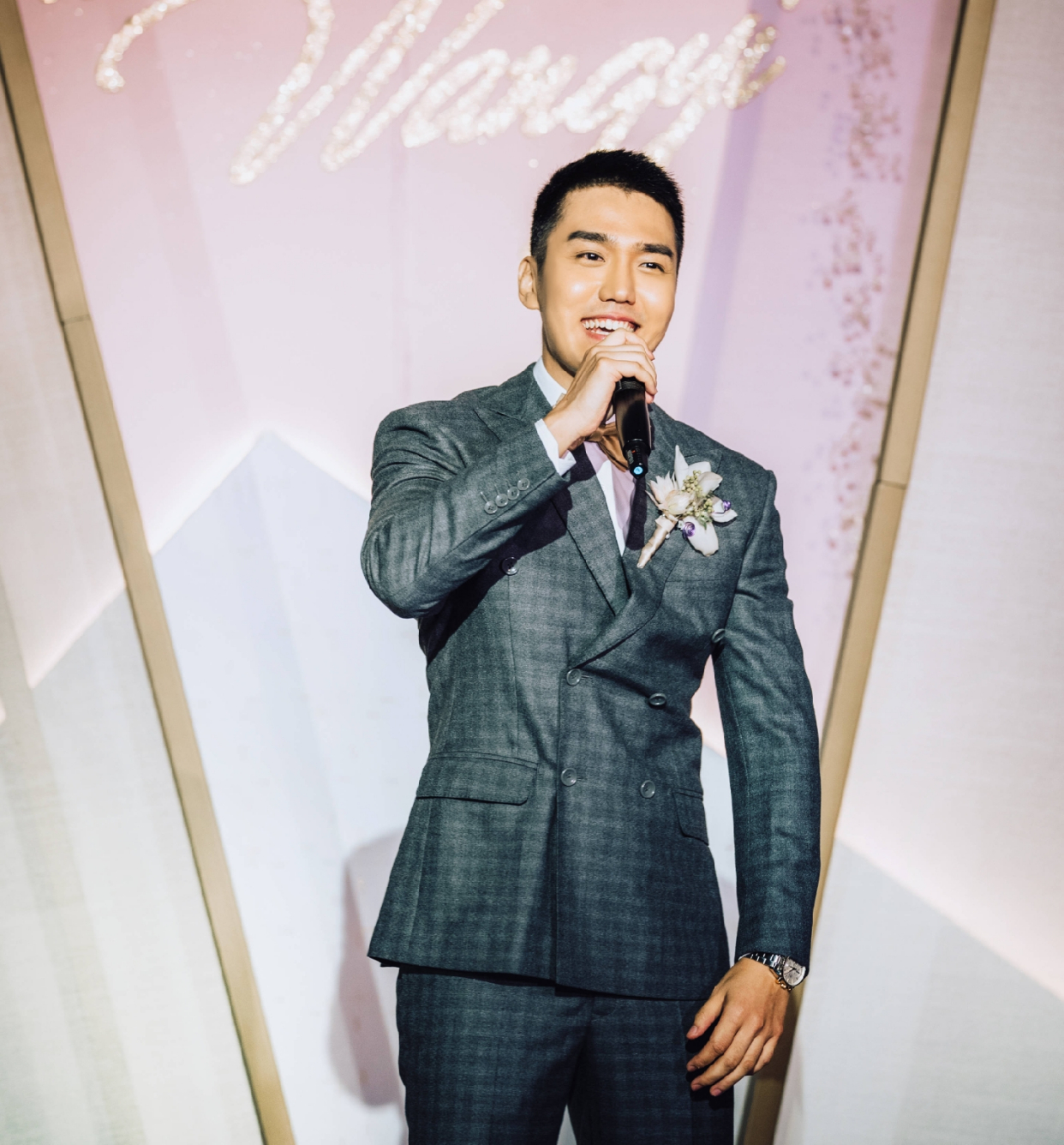 另外男主持人还有任鲁豫,马跃,刚强,屠化,其中屠化是90后,今年才28岁