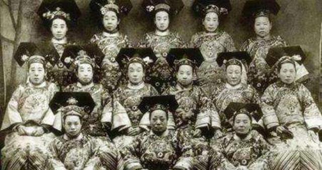 我们可以看到清朝皇帝和后宫妃嫔的真实模样,单身,清朝嫔妃似乎并不是