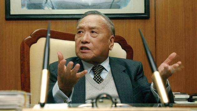 最惨香港首富的晚年人生,曾经豪车出行,如今却被子女"遗弃"