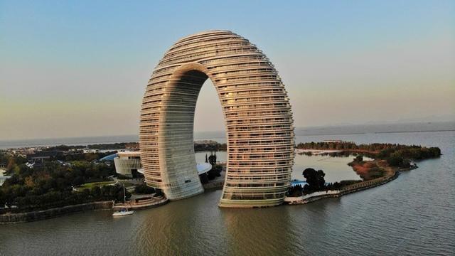 这家7星级酒店房价28888外形却酷似马桶盖笑死个人