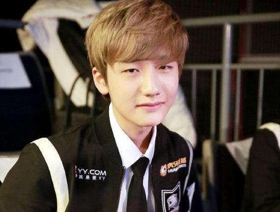 是smlz的回归,而lgd战队则加入了一个大家都比较熟知的韩援选手peanut