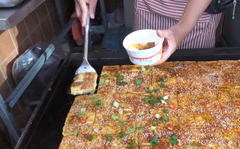 大姐街边卖"西施豆腐",一份6元两面金黄软嫩,路人都闻香来买