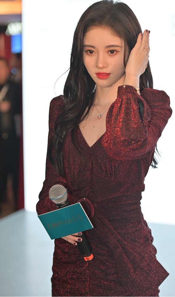 鞠婧祎黑发红唇明艳动人,穿深v短裙气质妩媚动人