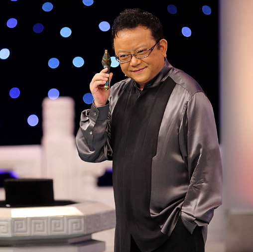 70岁王刚满头白发前妻仍然美艳动人混血外孙与儿子一样大