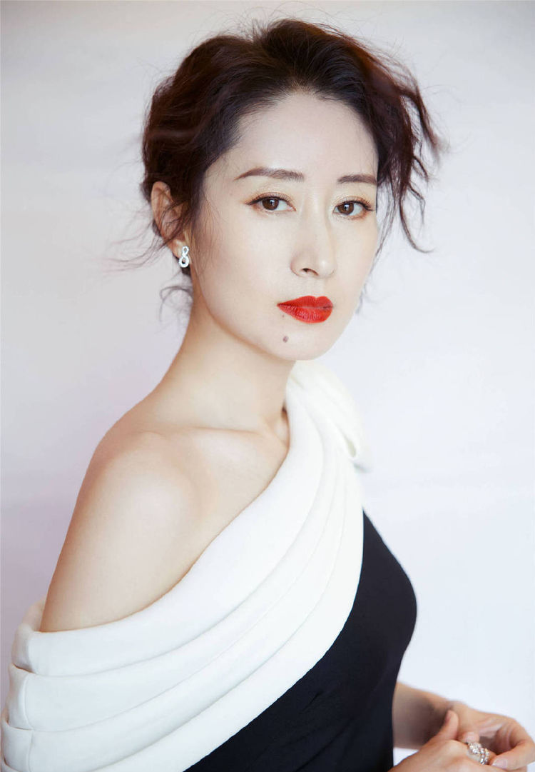 女人的美无关年龄,43岁的刘敏涛穿4千的裙子,好身材让人羡慕