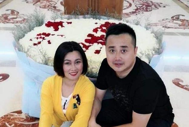 打弟弟要趁早8岁姐姐打哭3岁弟弟父母却在一旁看热闹