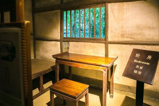 其实早在一千多年以前,真正的杜甫草堂只是几间破旧简陋的茅草屋,生活